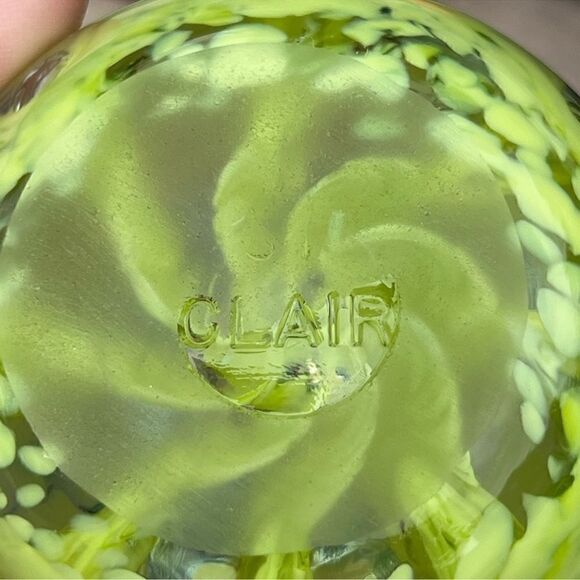 EUC St Clair lime Green Pear Paperweight - Picture 4 of 4
